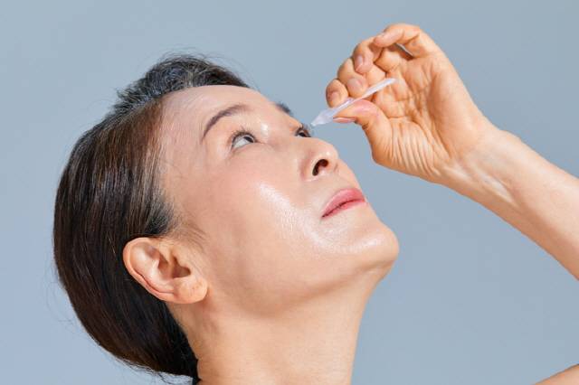일회용 인공눈물을 재사용하면 감염을 일으킬 수 있어 개봉 후에는 버려야 한다./사진=게티이미지뱅크