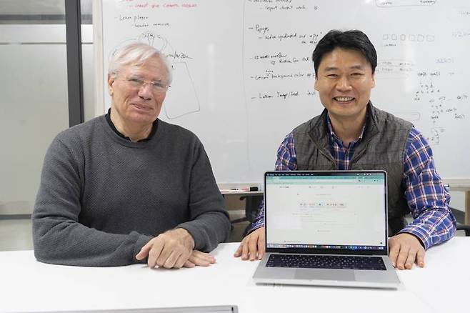 미리내테크놀로지스의 공동 설립자인 존 웨인라이트(좌)와 유환수 대표(우). 출처=IT동아
