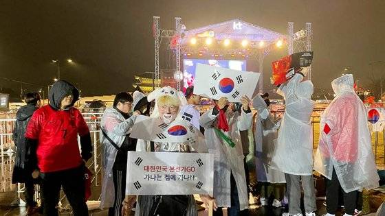 28일 서울 광화문광장에서 2022 카타르월드컵 조별리그 2차전 대한민국과 가나와의 경기 거리응원을 위해 방문한 시민들이 모여 있다. 김남영 기자