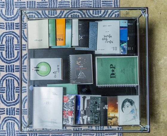 클라이맥스 사옥의 변승민 대표 사무실엔 지금껏 만든 작품들과 향후 라인업 대본이 빼곡했다. 권혁재 사진전문기자