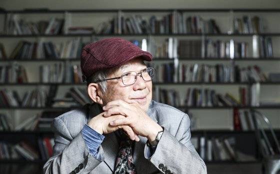 나태주 시인. 2019년 인터뷰 때 모습이다. 김경록 기자