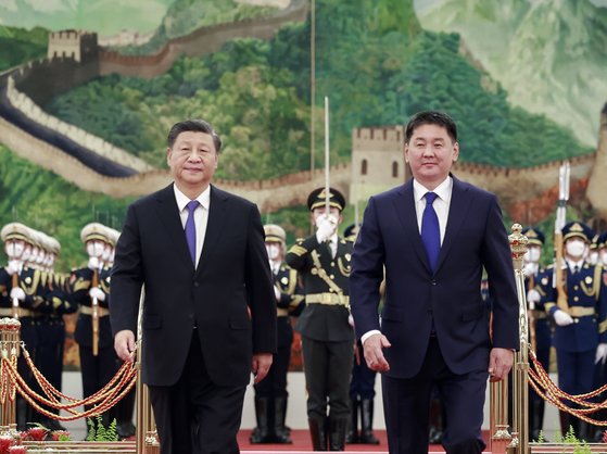 28일 시진핑(왼쪽) 중국 국가주석이 중국을 방문한 오흐나 후렐수흐(오른쪽) 몽골 대통령과 인민대회당에서 의장대를 사열하고 있다. 지난달 3연임에 성공한 시진핑 주석은 지난 주말 전국적으로 발생한 봉쇄 반대 시위로 정치적 위기에 처했다. 신화=연합뉴스