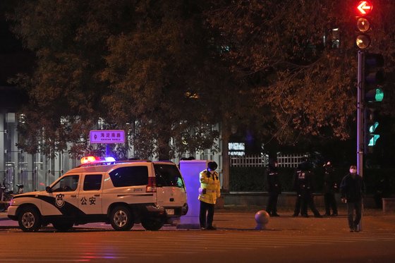 28일 봉쇄에 반대하는 백지 시위가 예정된 베이징 중관촌 일대를 경찰 차량이 경비하고 있다. AP=연합뉴스