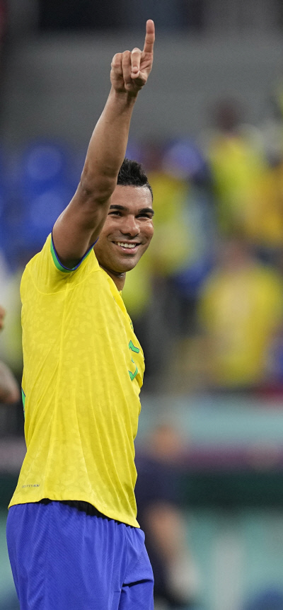 브라질 축구대표팀 카제미루가 29일 열린 스위스와의 경기에서 골을 넣은 뒤 손을 들어 세리머니하고 있다. 도하 | AP연합뉴스
