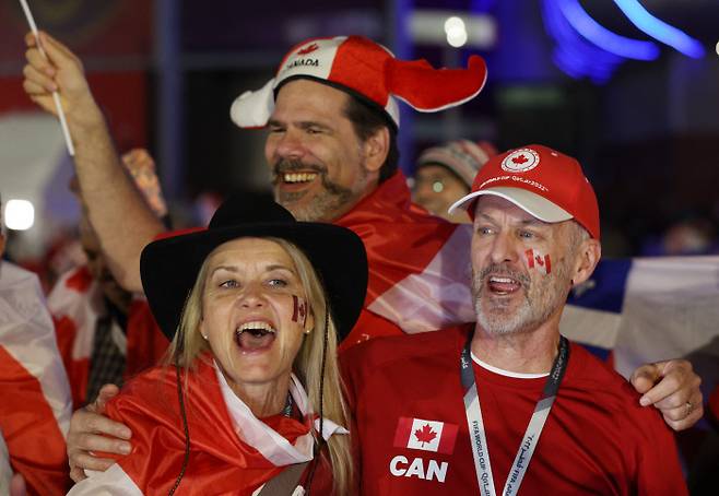캐나다 축구팬들이 28일 크로아티아와의 경기에서 역사적인 월드컵 첫 골이 터지자 기뻐하고 있다. 알라이얀 | AP연합뉴스