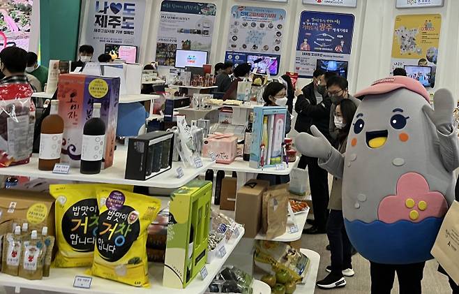 거제시는 지난 10일부터 12일까지 부산 벡스코 고향사랑기부제 특별홍보관에서 특산품 등을 홍보했다.