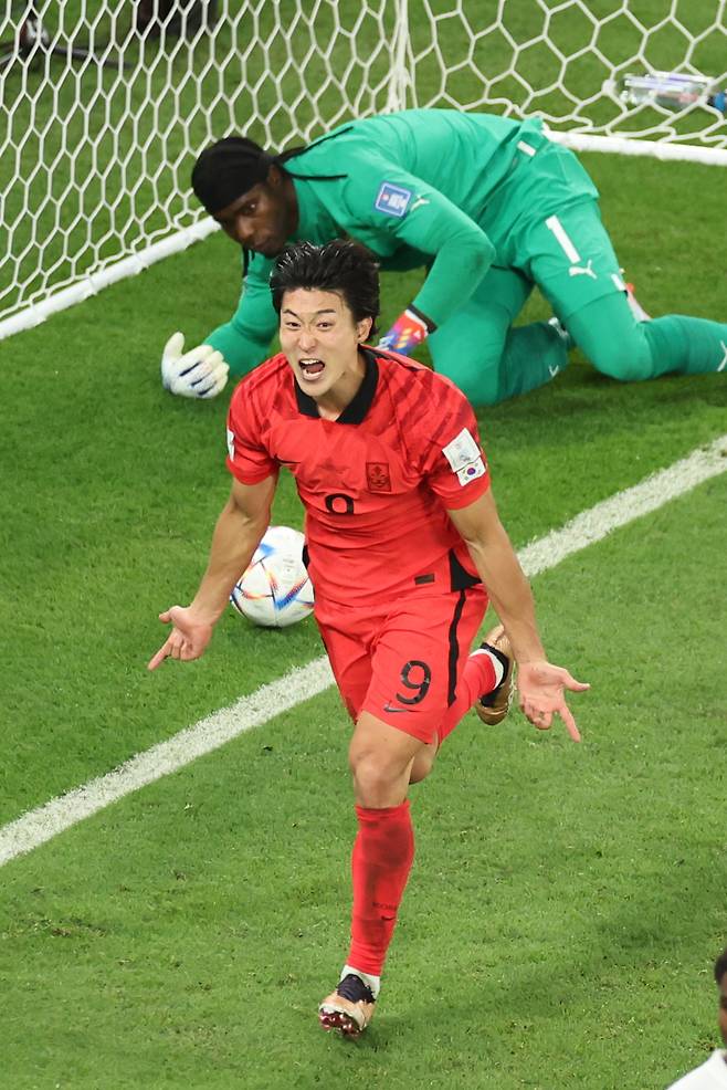 Cho Gue-sung celebrates after scoring a goal to tie the game 2-2 during South Korea's World Cup match against Ghana on Monday. (Yonhap)