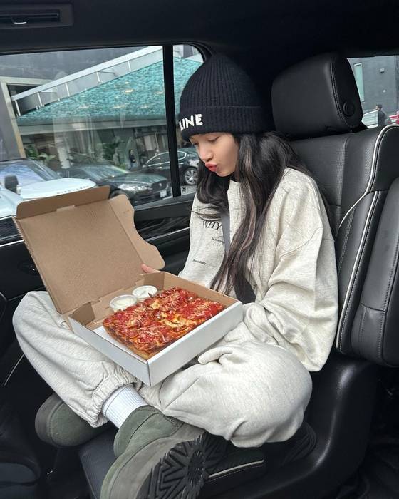 Blackpink's Lisa wears sweatpants with gray classic ultra mini platform UGG boots [SCREEN CAPTURE]