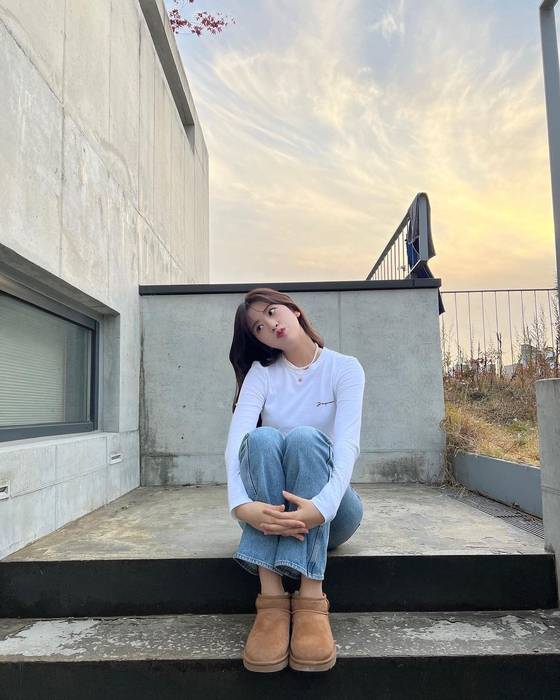 IVE's An Yu-jin wears classic ultra mini UGG boots in chestnut [SCREEN CAPTURE]