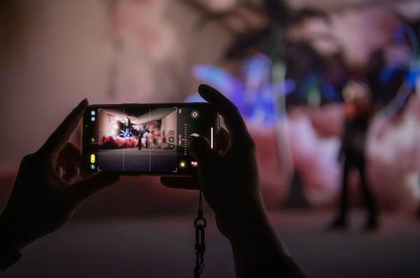 서울 마포구 서울아르떼뮤지엄에서 진행 중인 ‘코카-콜라 제로 드림월드’ 팝업스토어에서 방문객이 인증샷을 찍는 모습. 코카콜라 제공