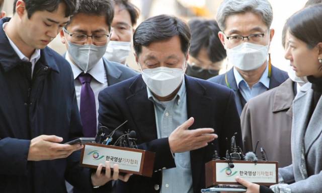 정진상 더불어민주당 대표실 정무조정실장이 지난달 18일 오후 서울 서초구 서울중앙지방법원에서 열린 구속 전 피의자 심문(영장실질심사)에 출석하고 있다. 뉴시스