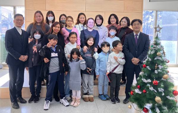 에벤에셀교회 성도들이 27일 경기도 고양 교회 본당 크리스마스 트리 앞에 모였다.