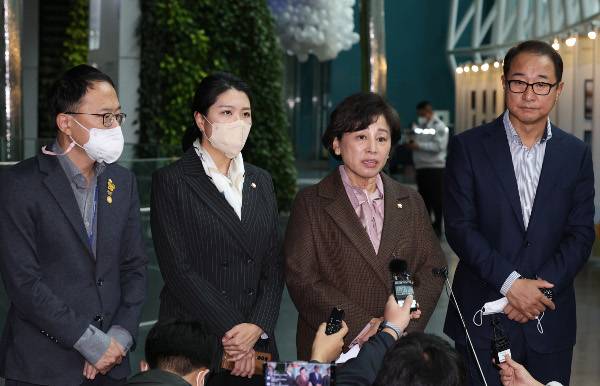 더불어민주당 ‘이태원 참사 대책본부’ 사고수습단장인 남인순 의원이 28일 서울시청에서 오세훈 시장과 비공개 면담을 마친 뒤 취재진에게 면담 내용을 설명하고 있다. 연합뉴스