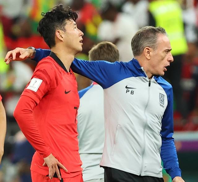 28일 오후(현지시간) 카타르 알라이얀의 에듀케이션 시티 스타디움에서 열린 2022 카타르 월드컵 조별리그 H조 2차전 대한민국과 가나의 경기에서 2-3으로 패한 한국의 벤투 감독이 손흥민을 위로하고 있다. 연합뉴스