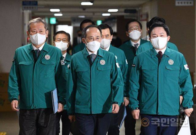 추경호 경제 부총리 겸 기획재정부 장관, 원희룡 국토교통부 장관, 이상민 행정안전부 장관을 비롯한 국무위원들이 29일 오전 서울 종로구 정부서울청사에서 화물연대 집단운송거부 관련 관계부처 합동 브리핑을 하기 위해 참석하고 있다.