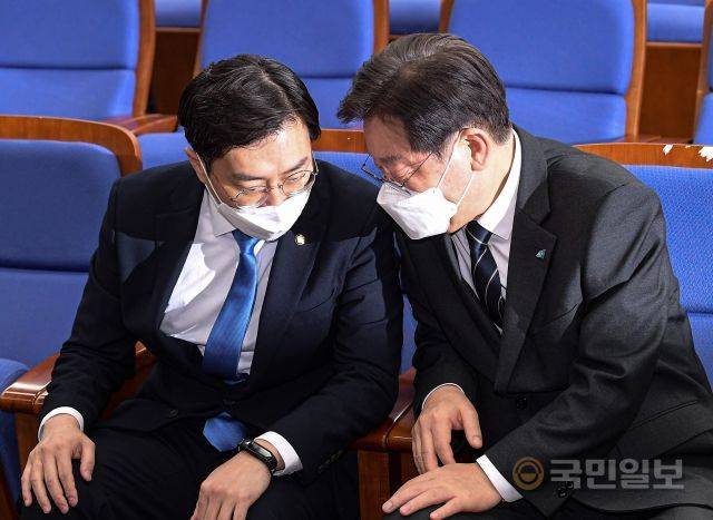 이재명 더불어민주당 대표가 29일 서울 여의도 국회에서 열린 의원총회에서 장경태 의원과 대화하고 있다.