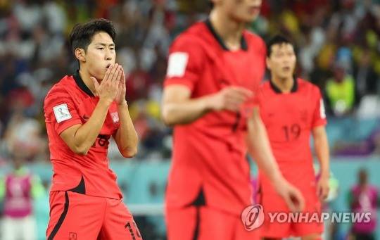 가나전 후반 한국 이강인이 슛이 빗나가자 아쉬워 하고 있다. [사진=연합뉴스]