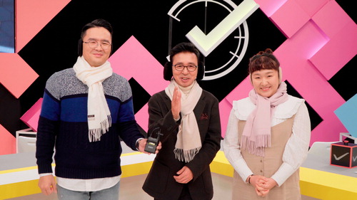 MBN '한 번 더 체크타임' MC를 맡고 있는 개그맨 김국진(가운데), 윤형빈(왼쪽), 이수지가 대국민 에너지 절약 캠페인인 '온(溫)맵시' 챌린지에 참여하고 있다.