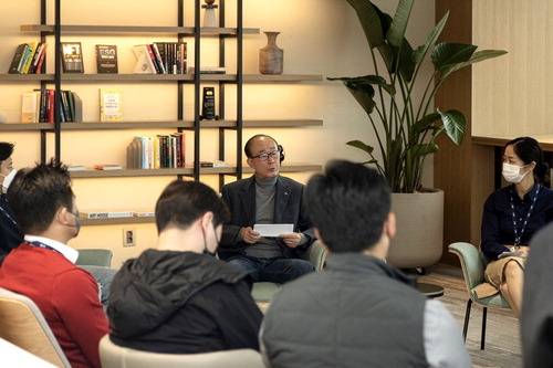 김지찬 LIG넥스원 대표가 이달 초 롯데월드타워 LIG넥스원 서울사무소에서 열린 타운홀 미팅에서 MZ세대 직원들과 ‘조직 성장과 개인 성장’을 주제로 대화하고 있다. [사진 제공 = LIG넥스원]