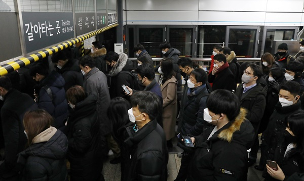 서울지하철을 운영하는 서울교통공사 노사의 협상이 결렬됐다. 사진은 지난해 1월 18일 오전 서울 동작구 4호선 사당역에서 출근중인 시민. /사진=뉴스1