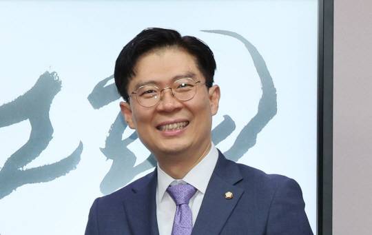 28일 오후 조정훈 시대전환 대표가 서울 영등포구 국회 의원회관 의원실에서 이정미 정의당 대표의 예방을 맞이하고 있다. 연합뉴스