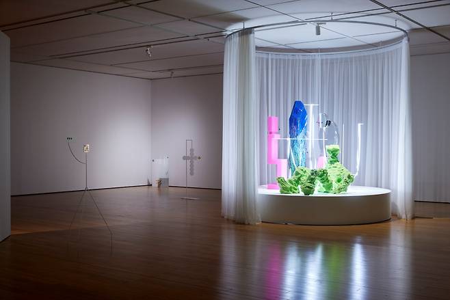 최하늘, 3분 44초, 2022, 금속, 거울(아크릴), 스티로폼, 강철에 크롬, 스펀지 등 & 금속에 QR코드, 유리, 아크릴보드, 가변설치 [사진=대구미술관]