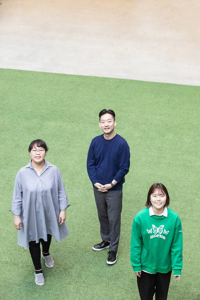 올해로 12년째를 맞은 ‘꿈의 오케스트라’는 ‘음악교육’을 통해 청소년을 건강한 사회인으로 키워온 베네수엘라의 ‘엘 시스테마’ 철학을 바탕으로 한다. 꿈의 오케스트라 평창의 장한솔(가운데) 음악감독, 황효주(왼쪽) 강사는 “아이들은 꿈의 오케스트라가 일군, 살아있는 결과이다. 가장 값진 성취”라고 말했다. [한국문화예술교육진흥원 제공]