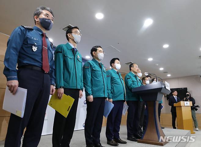 [서울=뉴시스] 김명원 기자 = 추경호 경제부총리 겸 기획재정부 장관이 29일 오전 서울 종로구 정부서울청사에서 화물연대 집단운송거부 관련 '업무개시명령 발동' 등 관계부처 합동브리핑을 하고 있다. 2022.11.29. kmx1105@newsis.com