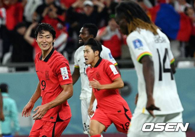 [OSEN=알 라이얀(카타르), 박준형 기자] 28일(현지시간) 카타르 아라얀 에듀케이션 시티 스타디움에서 2022 카타르 월드컵 H조 조별리그 대한민국과 가나의 경기가 진행됐다.후반 대한민국 조규성이 헤더골을 성공시키며 기뻐하고 있다. 2022.11.28 /&nbsp; soul1014@osen.co.kr