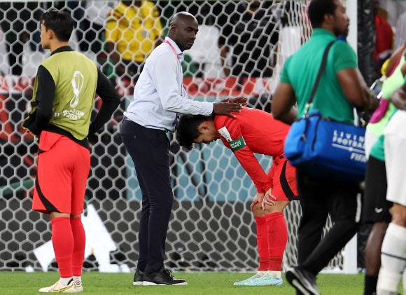 오토 아도 가나 감독이 28일 알라이얀의 에듀케이션 시티 스타디움에서 열린 2022년 카타르월드컵 조별리그 H조 한국과의 2차전을 3-2 승리로 끝낸 직후 제자였던 한국의 에이스 손흥민을 토닥이고 있다.알라이얀 연합뉴스