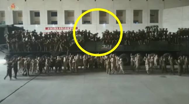 북한의 대륙간탄도미사일(ICBM) ‘화성-17형’의 이동식발사차량(TEL)에서 기념촬영을 하던 중 추락사고가 발생했다. 조선중앙TV