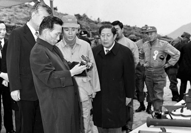 박정희 대통령이 1972년 4월 3일 국방과학연구소(ADD)가 자주국방 차원에서 제작한 시제병기들을 살펴보고 있다. 박 대통령은 앞서 1971년 11월 14일 ADD에 주요 무기리스트를 전달하며 그해 12월 30일까지 만들라고 긴급 지시했다. 이에 따라 일명 '1차 번개사업'이 시작됐고 ADD는 불과 약 40일만에 해당 무기류 시제품들을 제작했다. 사진제공=ADD