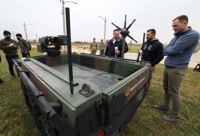 29일 경기 평택시 캠프 험프리스에서 열린 한화에어로스페이스의 다목적무인차량 '아리온-스멧(Arion-SMET)' 성능 시연 행사에서 주한미군 관계자들이 아리온-스멧을 살펴보고 있다. /평택=사진공동취재단