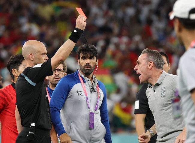 28일 카타르 알라이얀 에듀케이션 시티 스타디움에서 열린 월드컵 H조 2차전 대한민국과 가나의 경기에서 2대 3으로 패한 뒤 파울루 벤투 감독이 앤서니 테일러 주심에게 항의하는 과정에서 레드카드를 받고 있다. [뉴시스]