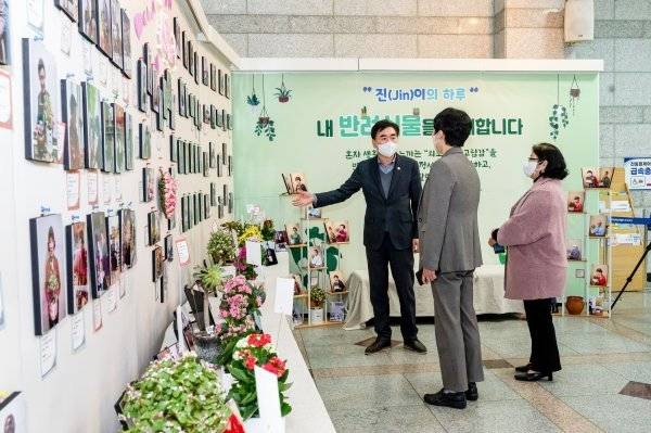 부산 부산진구가 지난 22~24일 구청에서 ‘진(Jin)이의 하루-내 반려식물을 소개합니다’라는 반려식물 사진전을 개최한 가운데 김영욱 구청장(왼쪽 첫 번째)이 참여자들이 전시회를 소개하고 있다. 사진제공｜부산 부산진구