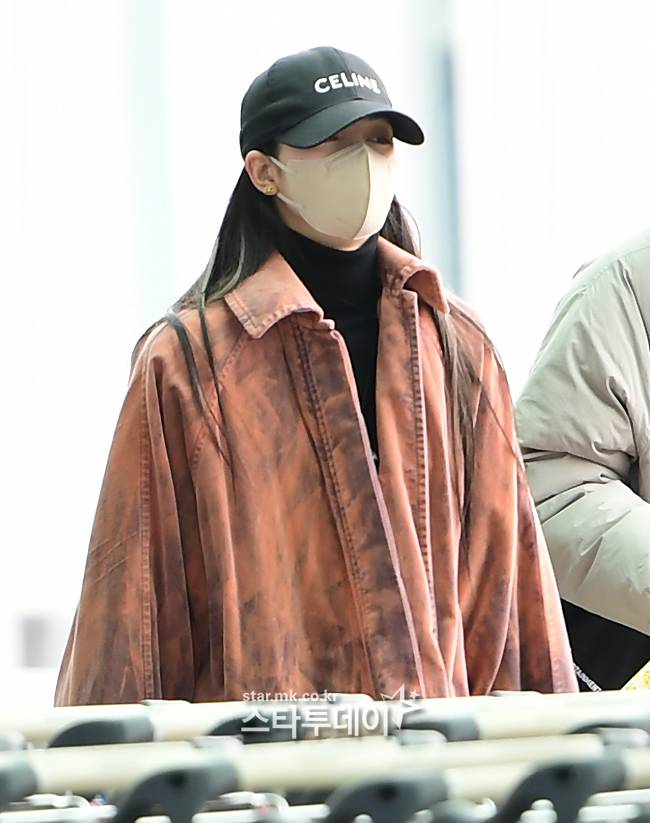 그룹 블랙핑크의 리사가 출국장을 향하고 있다.