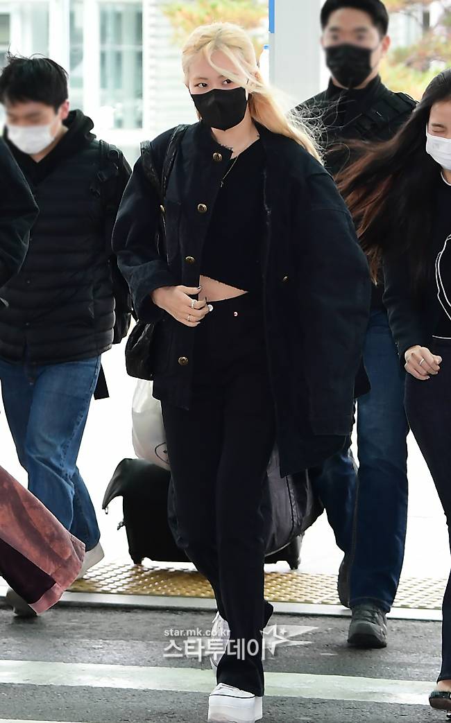 그룹 블랙핑크의 로제가 출국장을 향하고 있다.