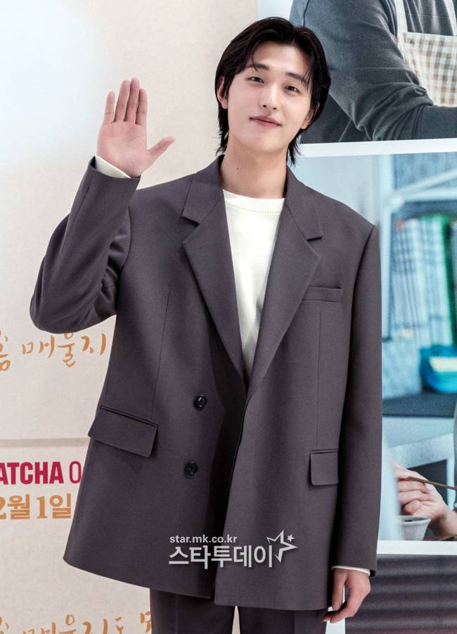 배우 진호은이 포즈를 취하고 있다.