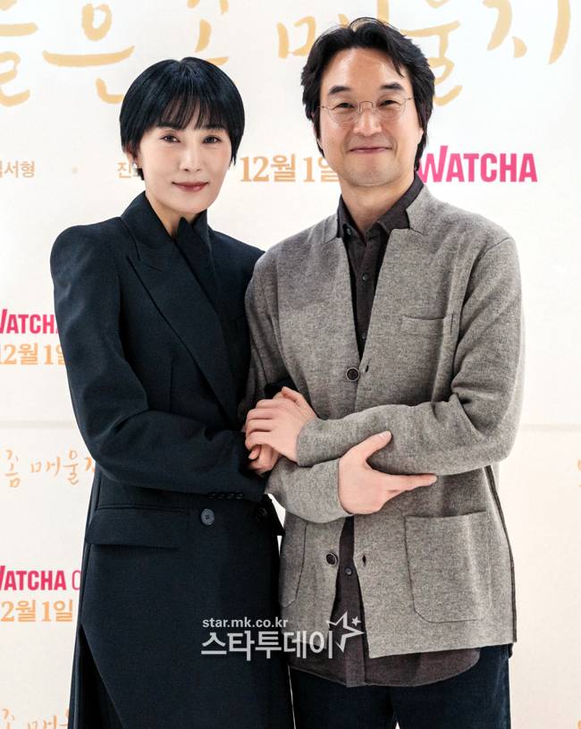 배우 김서형(왼쪽)과 한석규가 포즈를 취하고 있다.