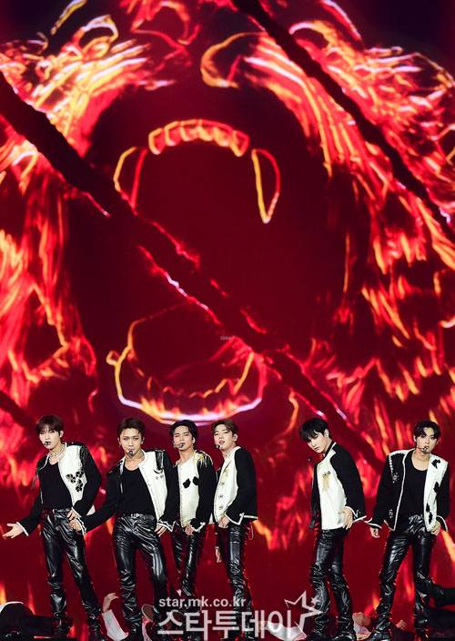 그룹 DKZ가 29일 오후 일본 교세라 돔 오사카에서 열린  ‘2022 마마 어워즈(2022 MAMA AWARDS)’에 참석해 축하무대를 펼치고 있다. <사진ㅣMnet>