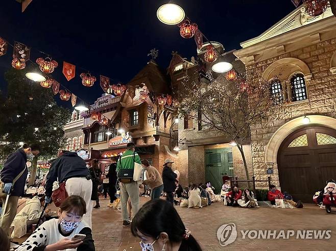 확진자 발생 후 상하이 디즈니랜드에 발 묶인 관광객들 (상하이 로이터=연합뉴스) 상하이 디즈니랜드 방문자 1명이 코로나19 양성 판정을 받자 중국 방역 당국은 지난달 31일 디즈니랜드를 잠정 폐쇄함과 동시에 안에 남아있던 사람들에 대해 코로나19 전수 PCR(유전자증폭) 검사를 해 음성이 나와야 떠날 수 있게 조처했다. 사진은 상하이 디즈니랜드 리조트 안 바닥에 앉아있는 관광객들의 모습. [재판매 및 DB 금지] 2022.11.01 ddy04002@yna.co.kr