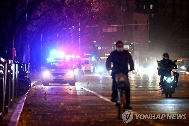 중국 경찰, 베이징 순찰 강화 (베이징 AFP=연합뉴스) 중국 베이징 시위장소에 28일 경찰차들이 대거 배치됐다.