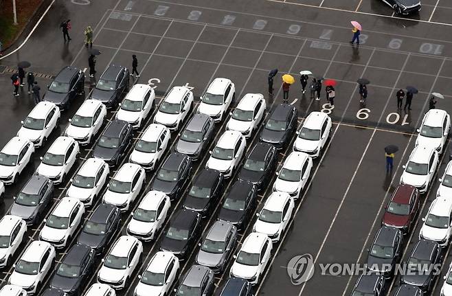 '완성차 운송 인력 투입' 기아 오토랜드 광주2공장 (광주=연합뉴스) 조남수 기자 = 화물연대 총파업 엿새째인 29일 오전 광주 서구 기아 오토랜드 광주2공장에서 완성차를 운송하려는 인력이 이동하고 있다. 완성차를 옮기는 카캐리어 운송이 화물연대 파업으로 멈춰서면서 기아 측은 대체인력을 고용해 개별 운송하고 있다. 2022.11.29 iso64@yna.co.kr