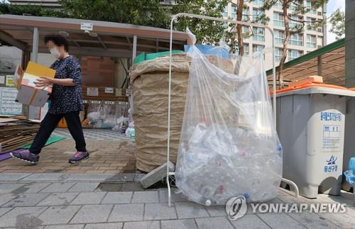 아파트 투명 페트병 분리 수거 [연합뉴스 자료사진]