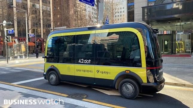 자율주행버스 'aDRT'가 운행 중인 모습. /사진=나은수 기자 curymero0311@