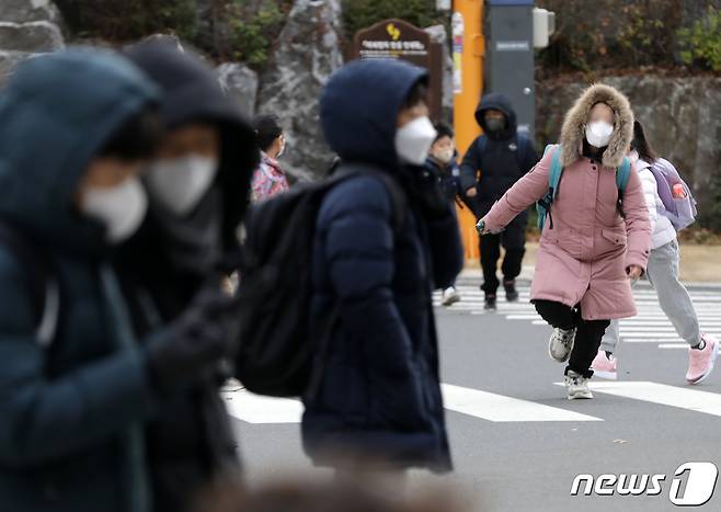 울산지역에 한파경보가 발효 중인 30일 오전 울산 울주군 구영초등학교 인근에서 두꺼운 복장을 한 학생들이 등교하고 있다. 2022.11.30/뉴스1 ⓒ News1 윤일지 기자