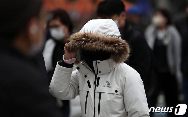 추워진 날씨에 시민들이 두꺼운 외투를 입고 발걸음을 옮기고 있다. /뉴스1 ⓒ News1 이승배 기자