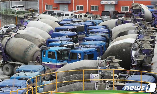 29일 오전 경기 화성시의 한 레미콘 공장에 차량들이 멈춰서 있다. 2022.11.29/뉴스1 ⓒ News1 김영운 기자