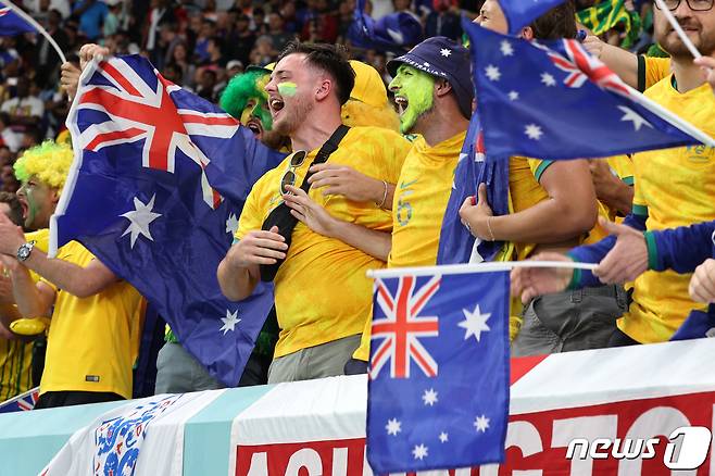 22일 오후(현지시간) 카타르 알와크라 알자누브 스타디움에서 열린 2022카타르 월드컵 조별리그 D조 1차전 프랑스와 호주의 경기에서 호주 축구팬들이 열띤 응원전을 펄치고 있다. 2022.11.23/뉴스1 ⓒ News1 이광호 기자