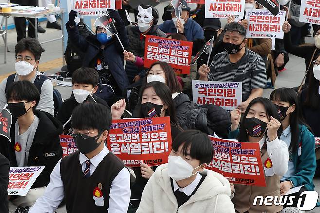 촛불중고생시민연대 관계자들이 19일 오후 서울 종로구 지하철 5호선 광화문역 인근에서 열린 '윤석열 퇴진 중고생 촛불집회'에서 구호를 외치고 있다. 통합진보당 청소년 비대위원장 출신이 대표로 있는 이 단체는 지난 12일 1차 촛불집회를 열었다. 2022.11.19/뉴스1 ⓒ News1 민경석 기자